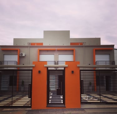 Conjunto de vivienda estilo duplex en Concordia. Arquitectura moderna y funcional