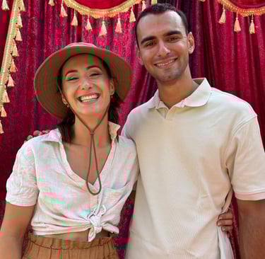 Les deux professeurs diplômé de cirque souriants