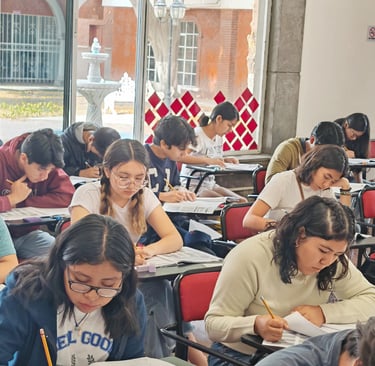 Estudiantes en plena concentración durante el Examen Simulacro de Ingreso a la BUAP