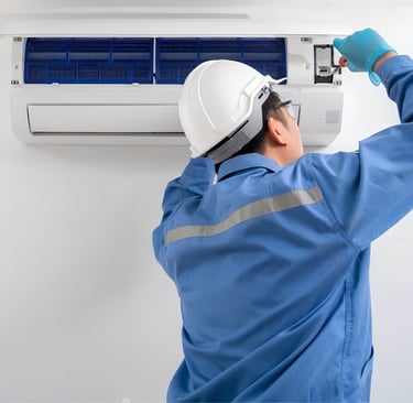 homem instalando ar condicionado