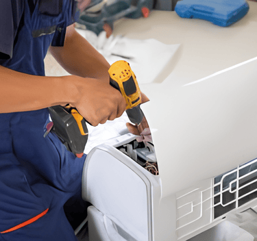 homem fazendo manutenção em ar condionado