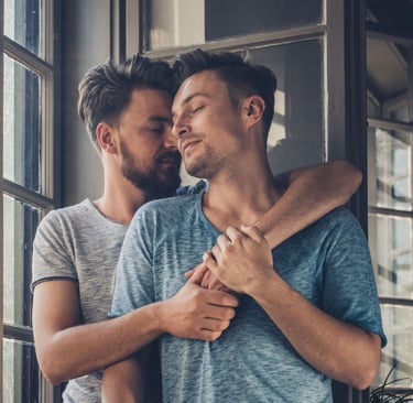 una pareja de 2 chicos felices