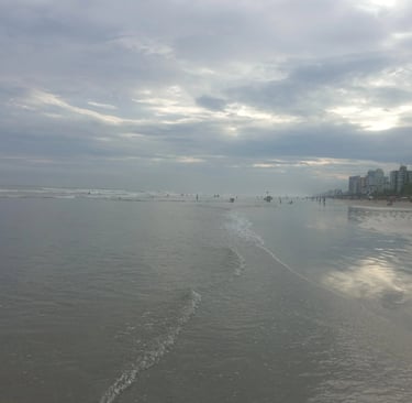 Praia_com_céu_nublado 