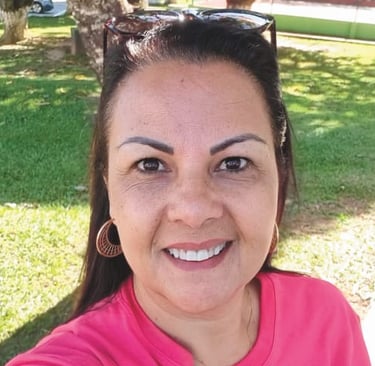 Luciana feliz após emagrecer com saúde e conquistar autoestima com a Dieta Inteligente.