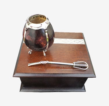 Presentation of the mate in a wooden box that becomes a tea box