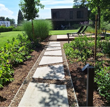 tuinpad met moderne bestrating