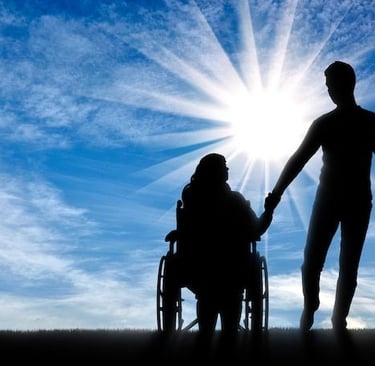 um homem e uma mulher de mãos dadas em uma cadeira de rodas