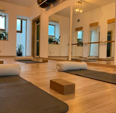 Aguaclara Yoga, estudio de Yoga en el corazón de Ferrol, de la profesora Cynthia Qwistgaard