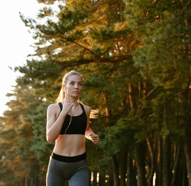 Mulher praticando corrida para emagrecimento e queima de calorias