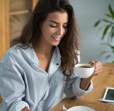 Leitura como atividade de autocuidado e chá para relaxamento e bem-estar mental 