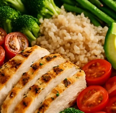 Prato saudável com frango grelhado, arroz integral, abacate, tomate e brócolis para ajudar 