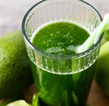 Suco detox abacate, maçã, couve e gengibre