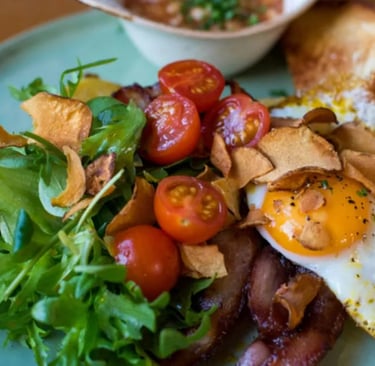 Alimentos saudáveis ovos, tomate cereja, recula