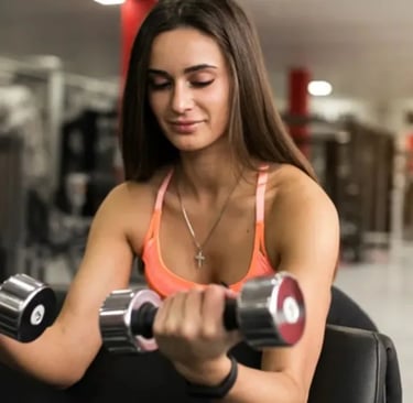 Uma mulher na academia malhando braço com halter
