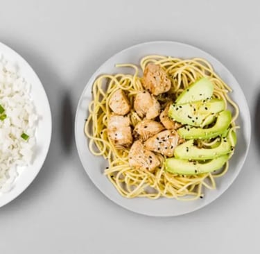 Três pratos de comida com vegetais, proteina e arroz
