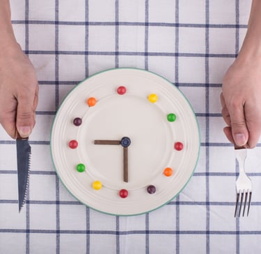 Relógio marcando 19h como horário ideal para jantar leve