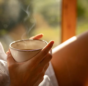 Uma pessoa segurando uma xícara de café na mão