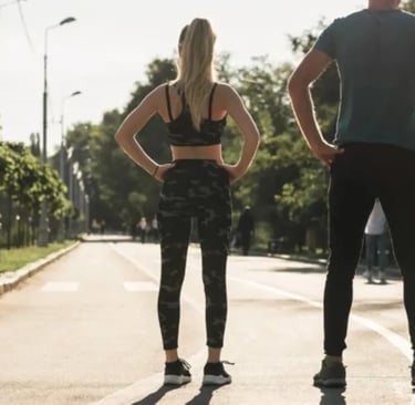 um homem e uma mulher andando por uma rua