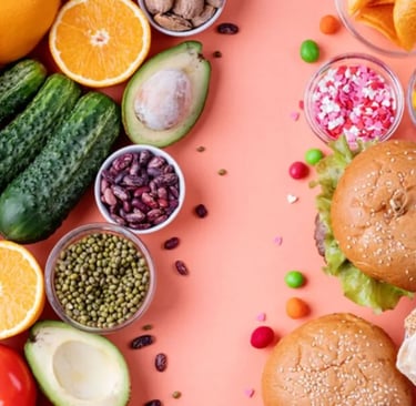 Mesa onde tem frutas e verduras e ao lado doces e pão