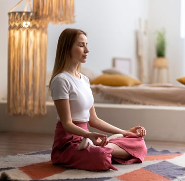 Pessoa meditando em casa com ambiente calmo