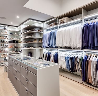 Custom Italian walk-in closet by pavkann