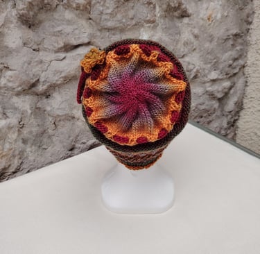 Bonnet tricoté dans un fil multicolore en point fantaisie