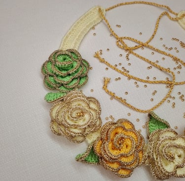 collier femme crocheté dans des fils coton fin vert jaune et or