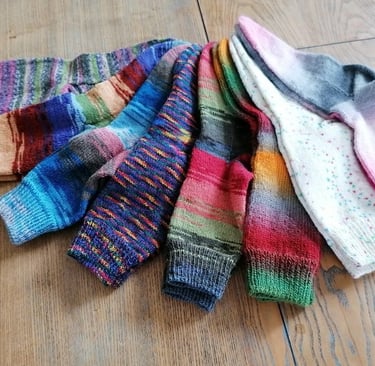 posé sur une table 8 paires de chaussettes tricoté avec des fils multicolores