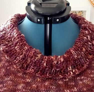 Pull fantaisie fait à la main de couleur bordeaux dans un fil fantaisie