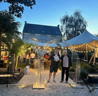 Couple de personnes lors d'un mariage avec location de stretch tente