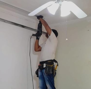 Homem instalando cortineiro