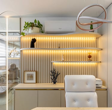 Mesa de trabalho sofisticada, com painel ripado atrás, com prateleiras curvas e iluminadas e armário