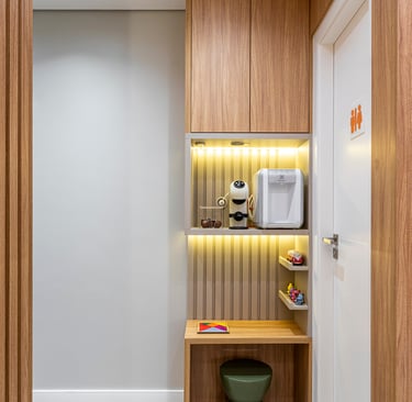 Mobiliário multifuncional que é mesa infantil com puff, nicho para cafeteira e armário.