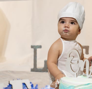 bimbo vestito da chef con smash cake