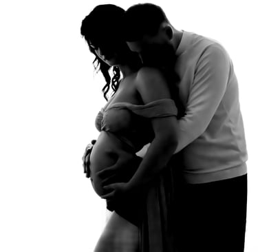 donna in dolce attesa tra le braccia del compagno