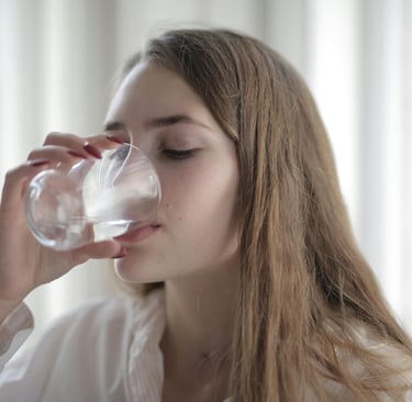 En la imagen una mujer tomando agua pura