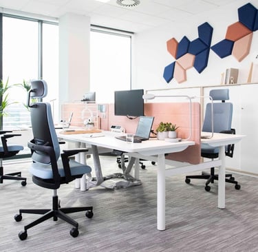 bureau réglable en hauteur en open space, mobilier de bureau de qualité 
