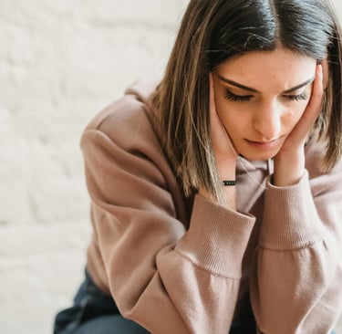 femme qui réfléchit