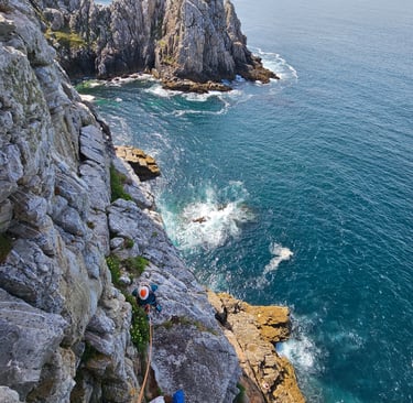 Une grimpeuse en stage d'escalade à Pen Hir, en Bretagne.
