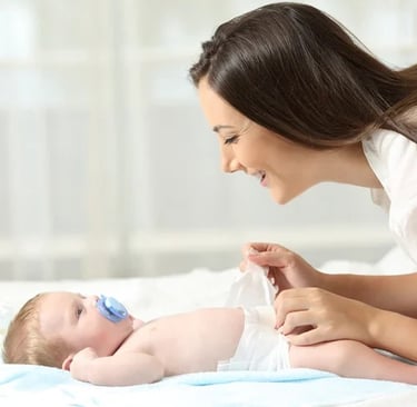 Evde yenidoğan hemşiresi tarafından yapılan bebek muayenesi