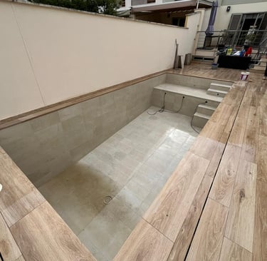 Construcción y mantenimiento de piscina en Mallorca con diseño personalizado y materiales resistentes
