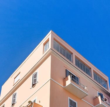 Dettaglio architettonico di palazzina con contrasto netto di colori