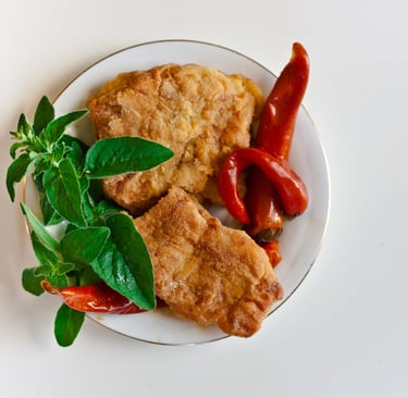 Peixe - Empanado - Crocante - com - Pimenta - Dedo - de - Moça - e - Folhas  Verdes