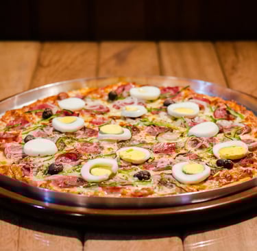 Pizza-Especial-com-Ovos-Cozidos-e-Uvas-Passas-no=Recheio