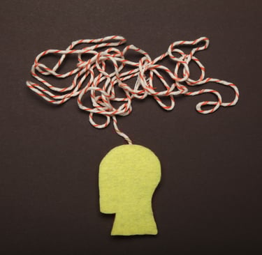 imgem de uma cabeça humana com um fio de linha saindo e todo emaranhado, retendo ao TDAH