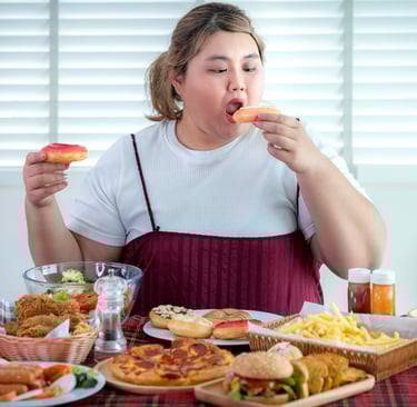 uma mulher comendo compulsivamente muitas comidas calóricas