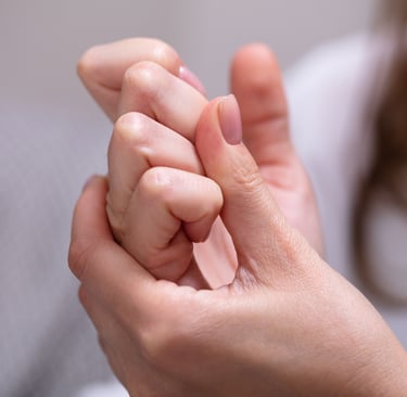 mãos de mulher demonstrando ansiedade
