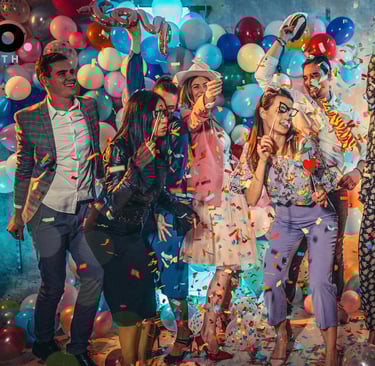 un groupe de personnes debout autour d’une BORNE PHOTO