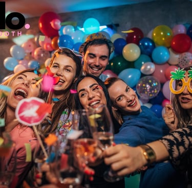 un groupe de personnes debout autour d’une PHOTOBOOTH
