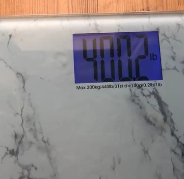 marble looking weight loss scale showing a reading os 400.2lbs 